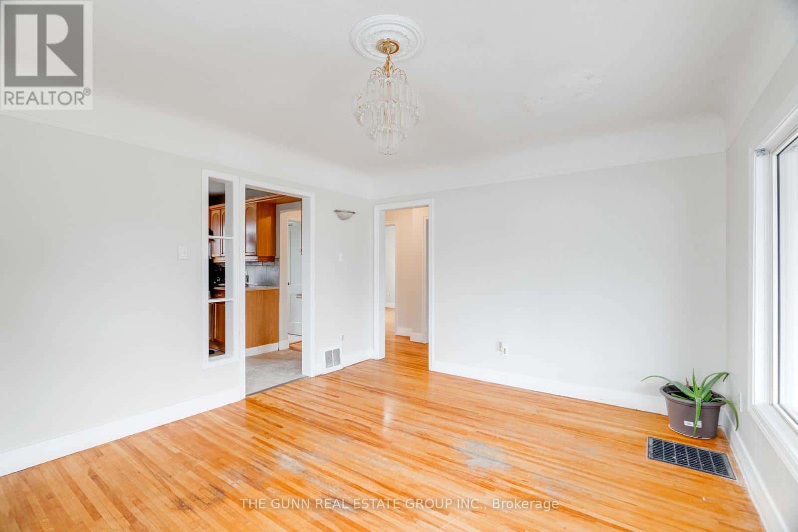 118 ST JULIEN STREET W — London East (East M), Ontario - Photo 5 of 46