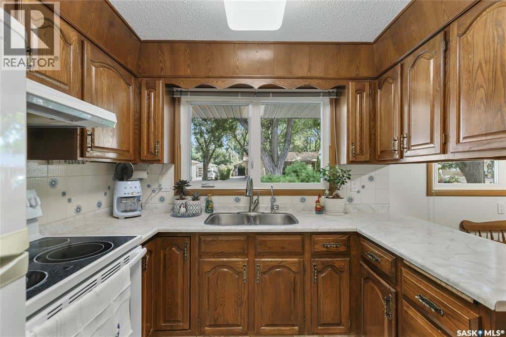 144 Woodward AVENUE — Regina, Saskatchewan - Photo 5 of 29