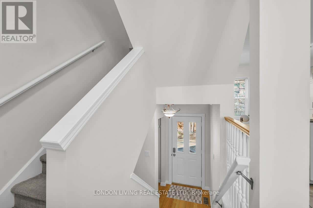 21 - 30 GRAND AVENUE — London South (South F), Ontario - Photo 2 of 49