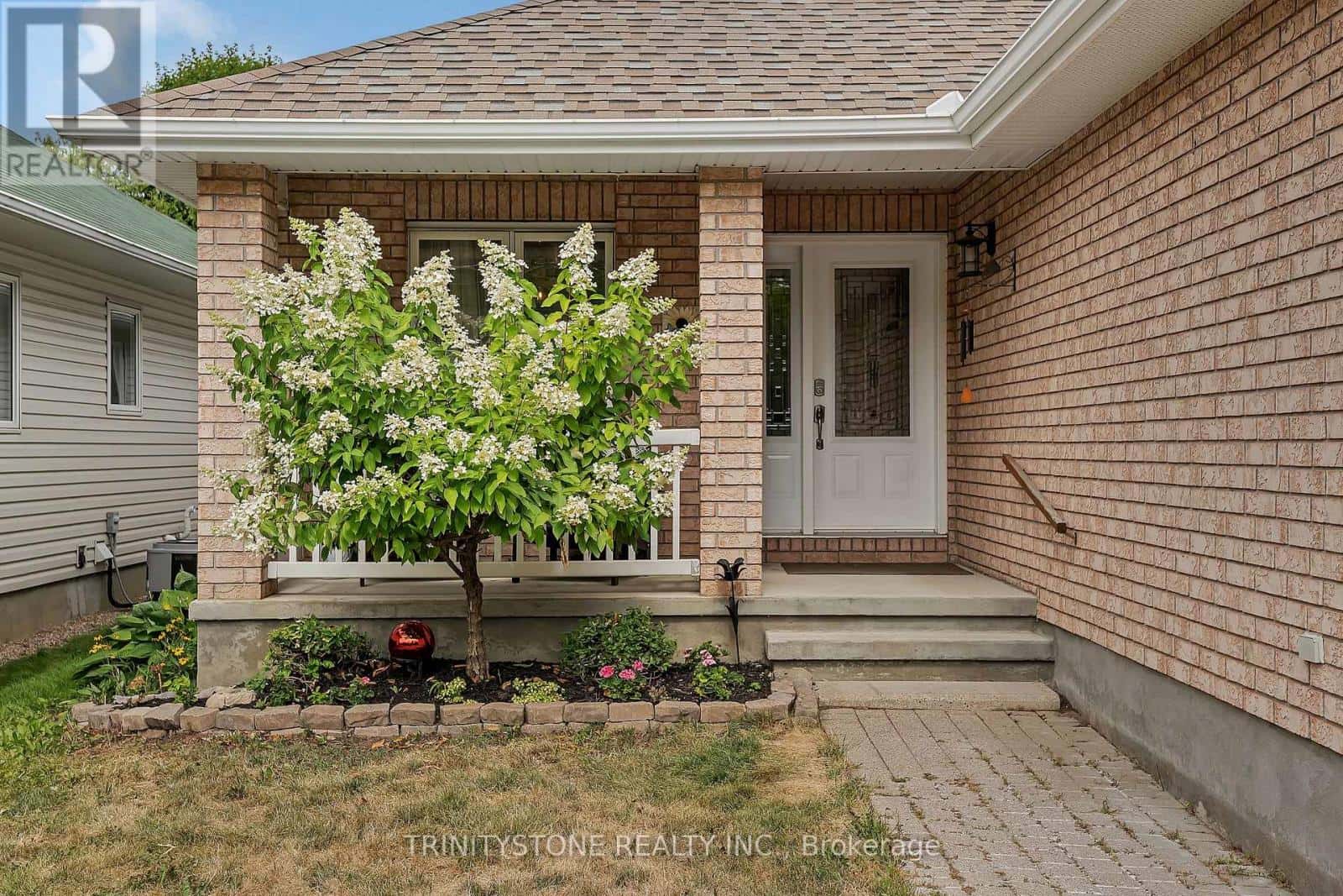 6127 ABBOTT STREET E — Ottawa, Ontario - Photo 3 of 50