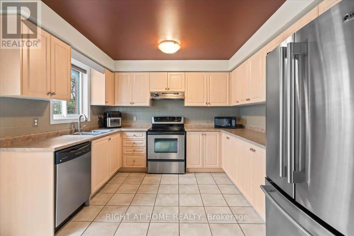 7 MICHAEL CRESCENT — Barrie (East Bayfield), Ontario - Photo 5 of 20