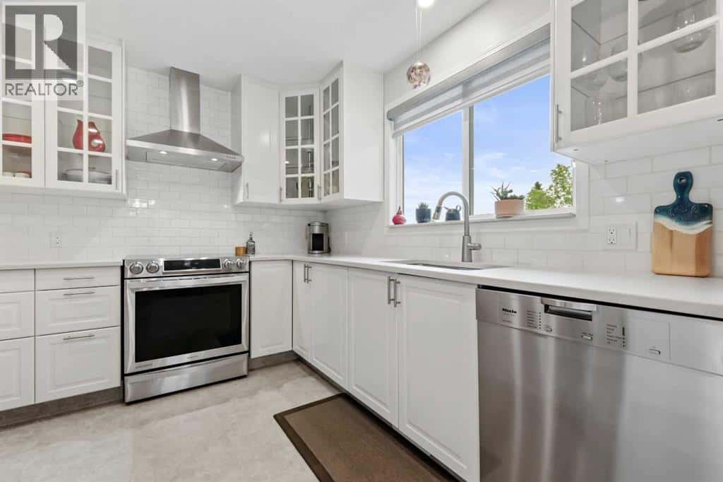 103 Sandarac Place NW — Calgary, Alberta - Photo 3 of 50