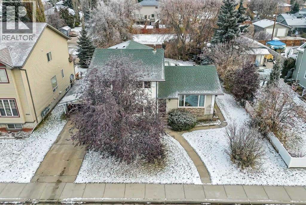 5436 53 Avenue — Lacombe, Alberta - Photo 2 of 38