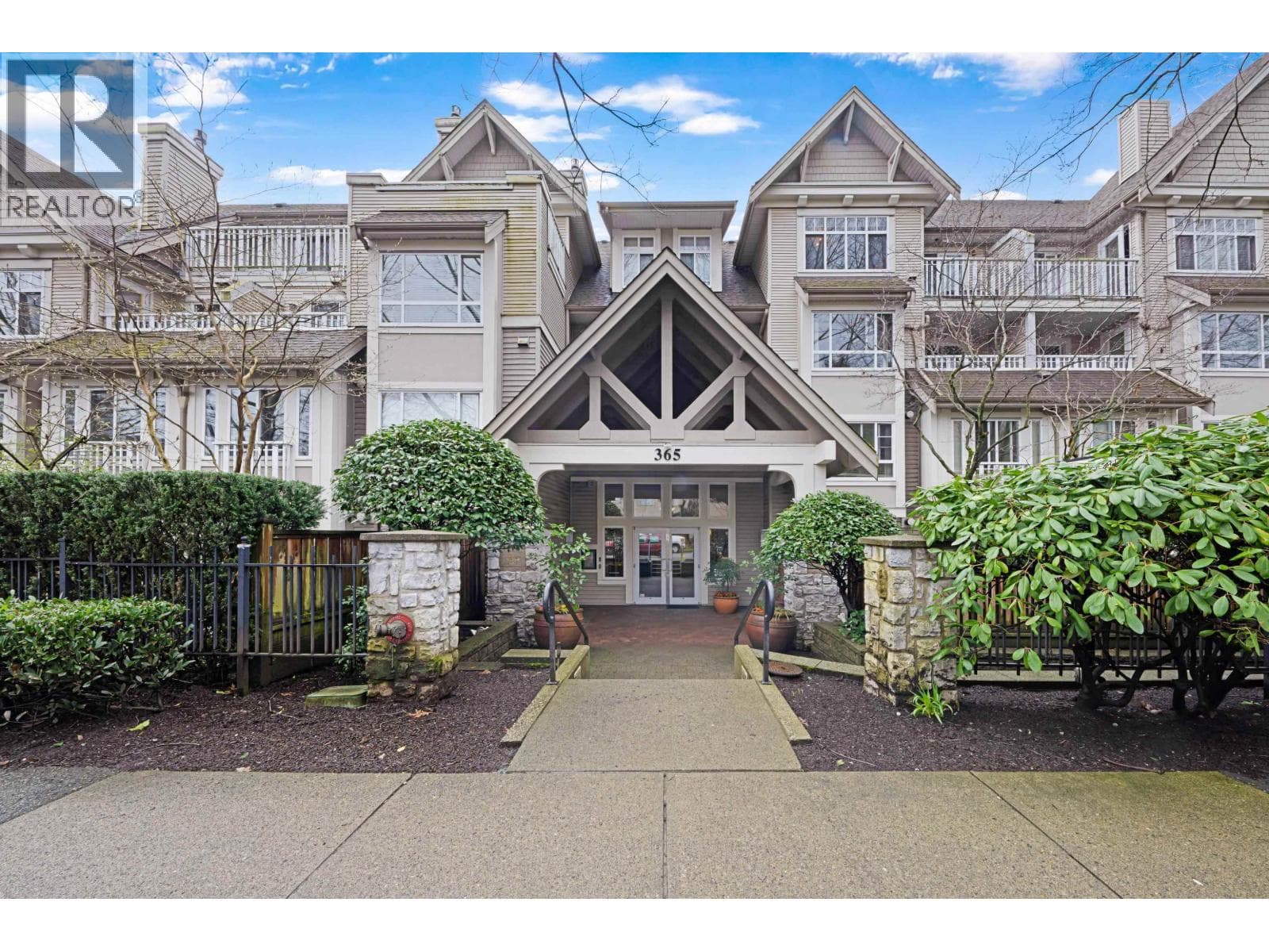 213 365 E 1ST STREET — North Vancouver, British Columbia - Main photo