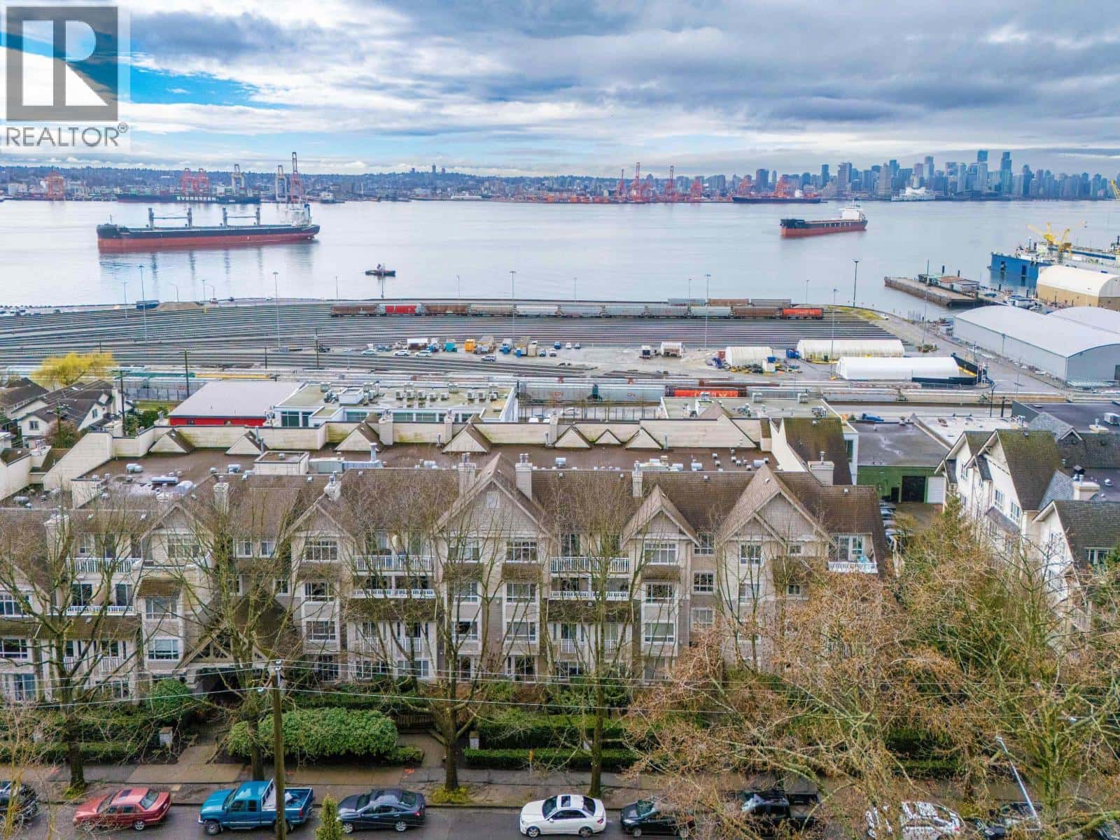 213 365 E 1ST STREET — North Vancouver, British Columbia - Photo 2 of 25