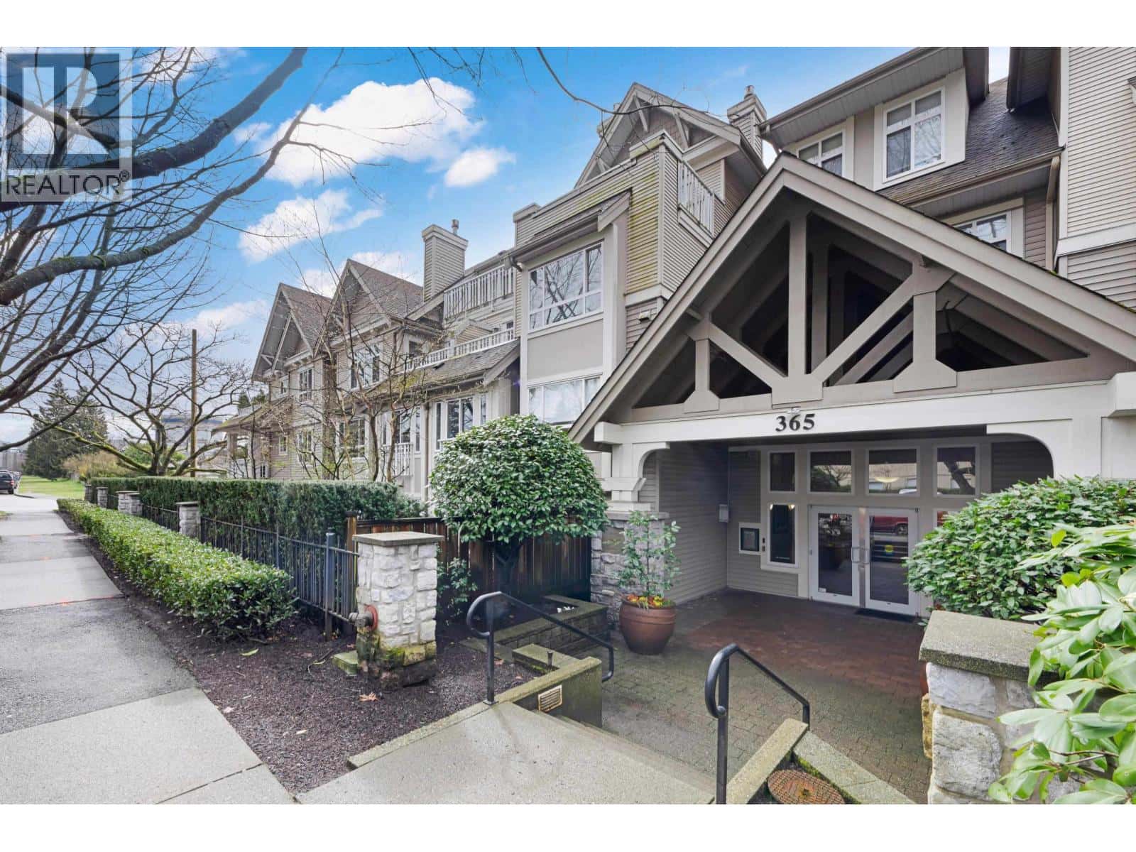 213 365 E 1ST STREET — North Vancouver, British Columbia - Photo 3 of 25