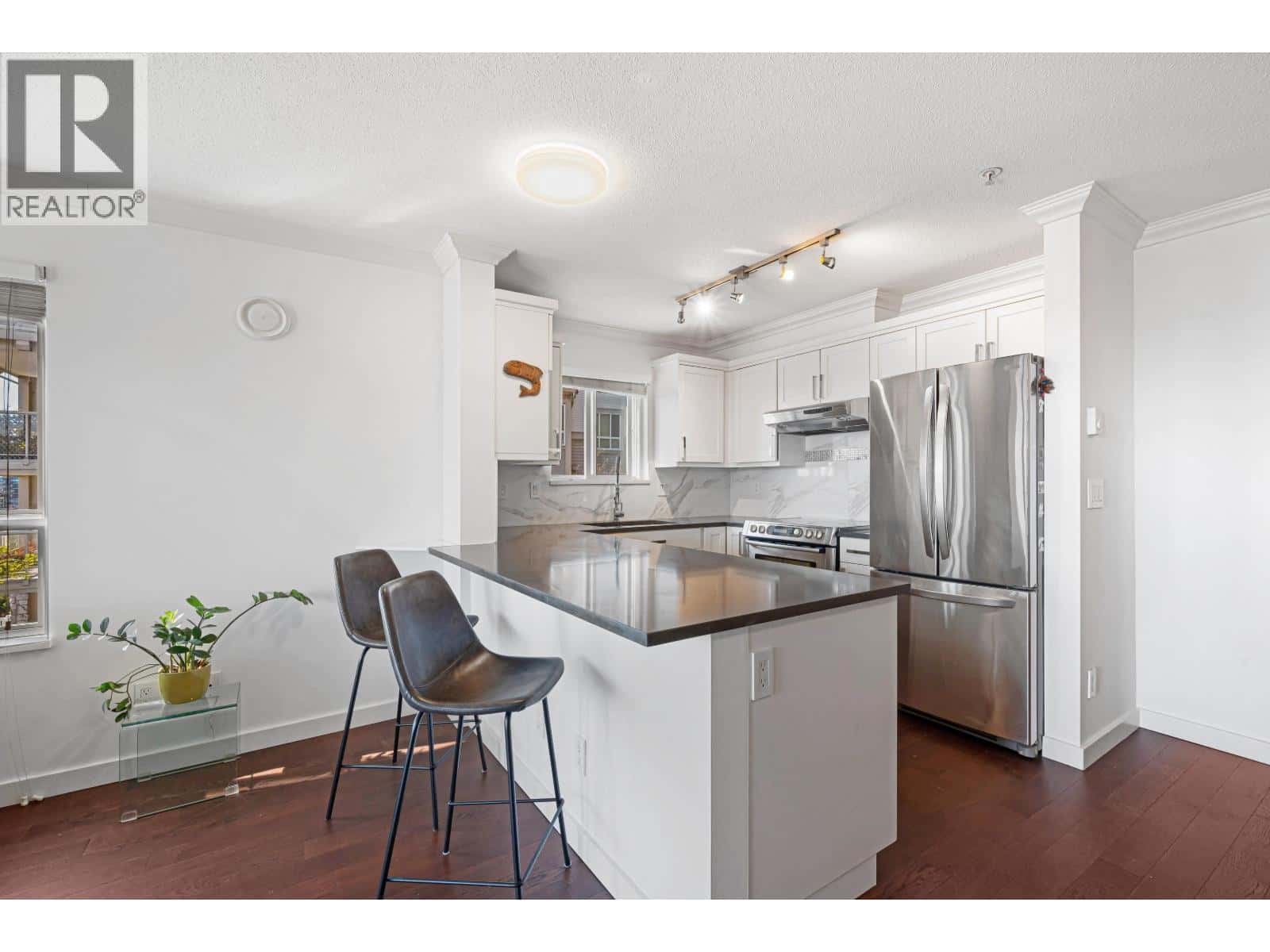 213 365 E 1ST STREET — North Vancouver, British Columbia - Photo 5 of 25