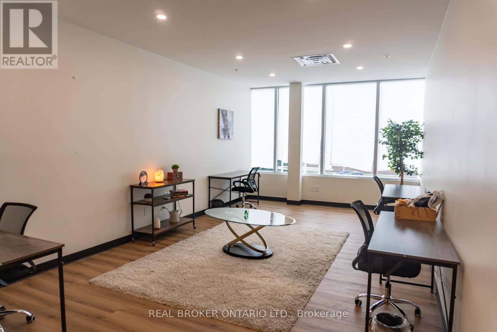 Vaughan (West Woodbridge) — Vaughan (West Woodbridge) - Photo 2 of 4