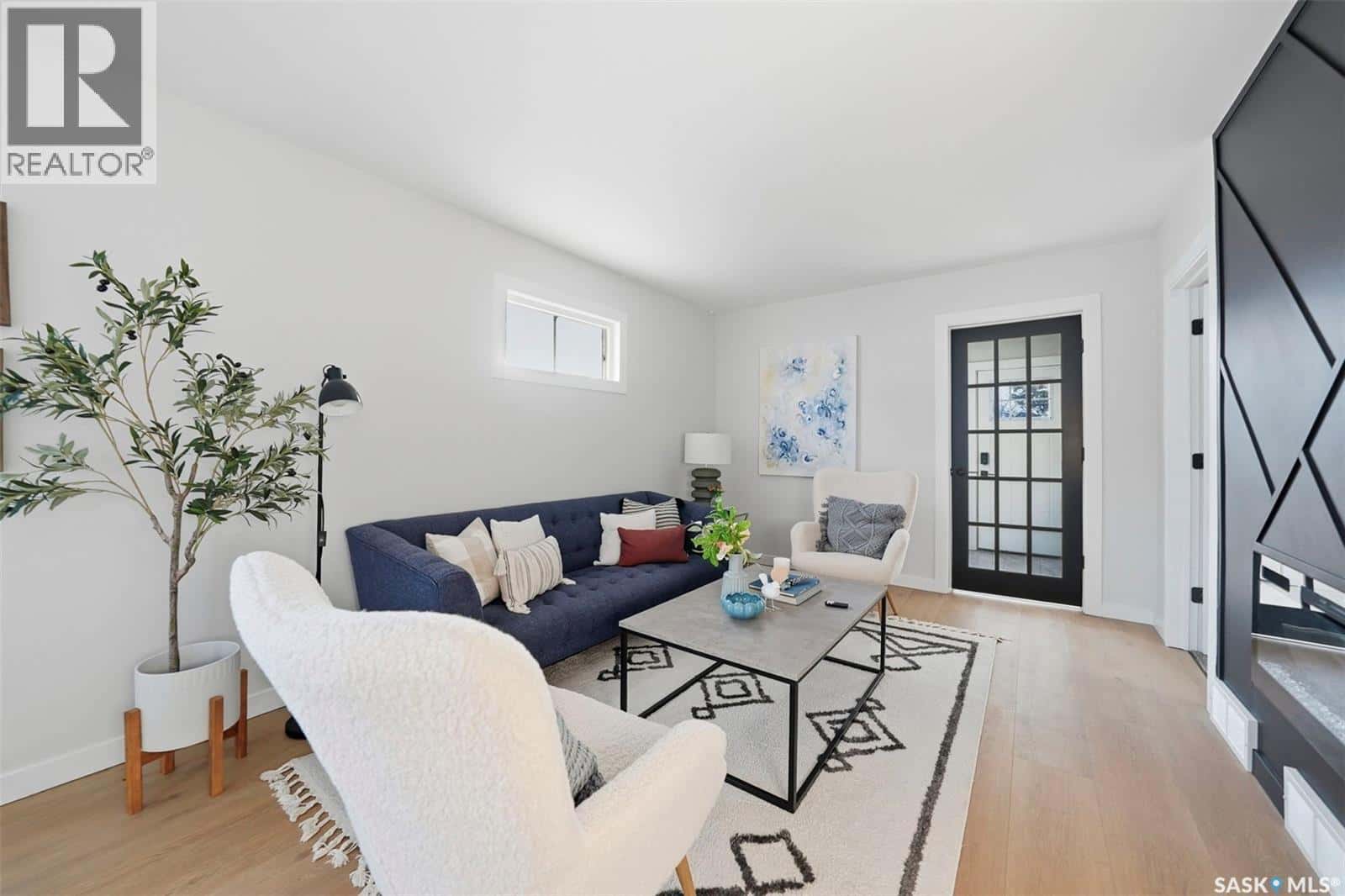 518 I AVENUE S — Saskatoon, Saskatchewan - Photo 5 of 45