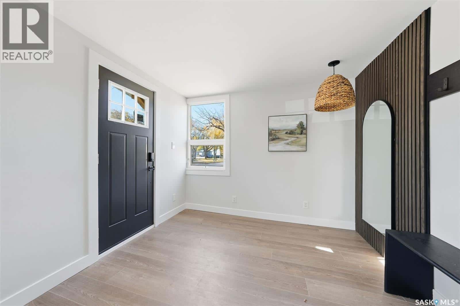 622 31st STREET W — Saskatoon, Saskatchewan - Photo 5 of 41