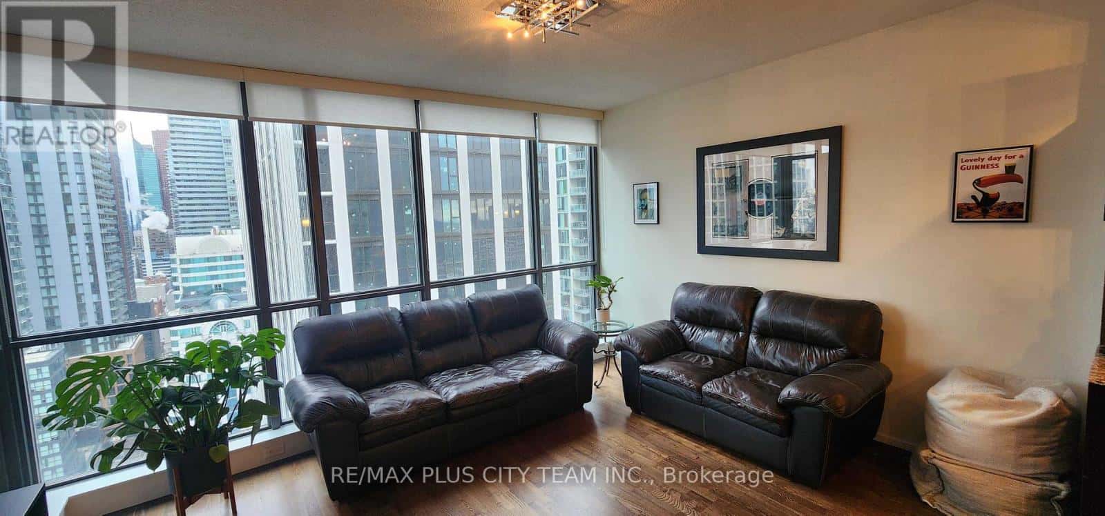 2304 - 8 CHARLOTTE STREET — Toronto (Waterfront Communities) - Photo 2 of 14