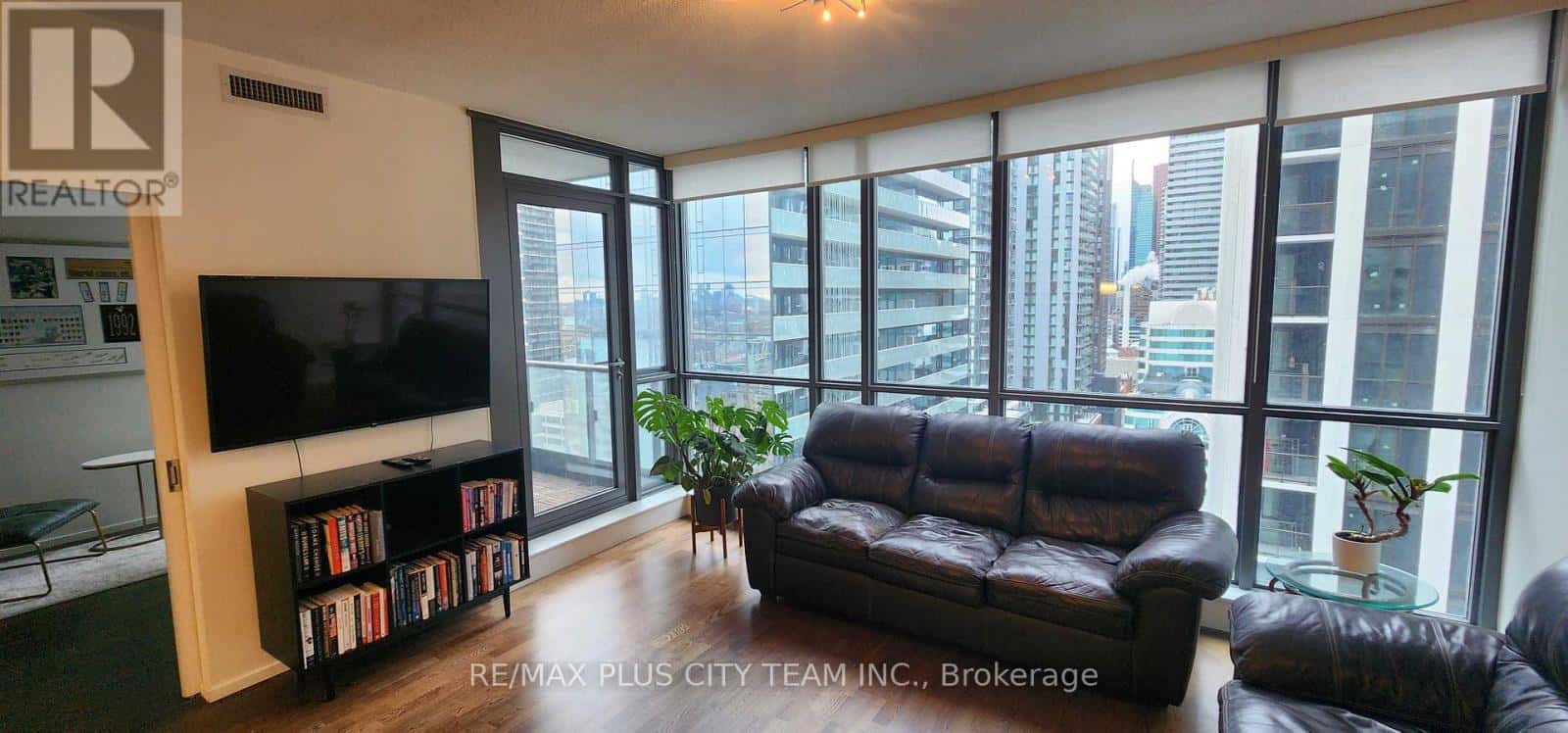 2304 - 8 CHARLOTTE STREET — Toronto (Waterfront Communities) - Photo 3 of 14