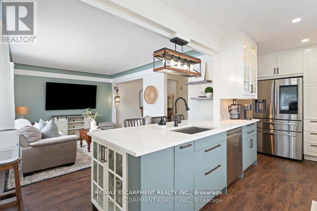 18 FLANDERS AVENUE — St. Catharines (Carlton/Bunting), Ontario - Photo 4 of 41