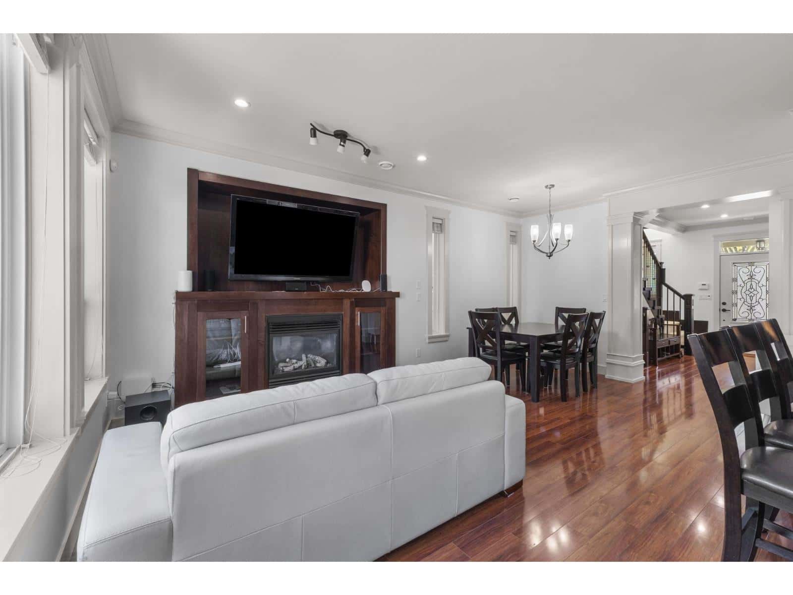 6746 191A STREET — Surrey, British Columbia - Photo 3 of 40