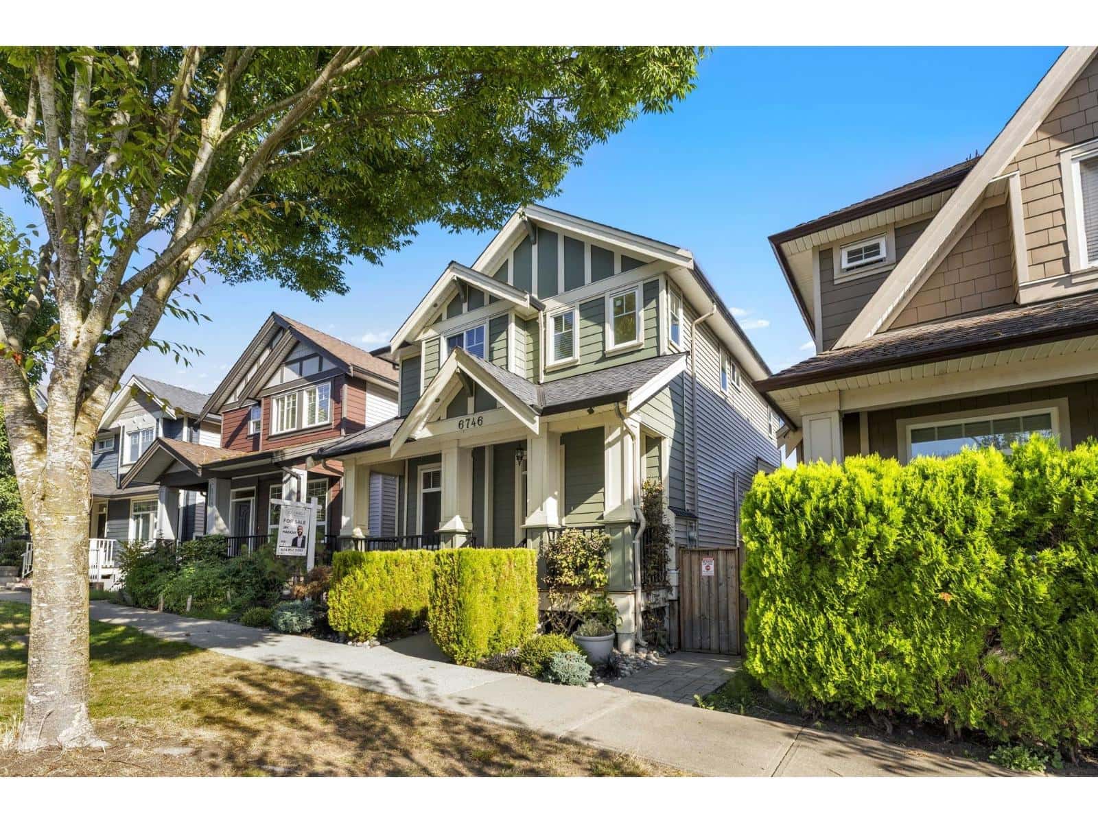 6746 191A STREET — Surrey, British Columbia - Photo 2 of 40