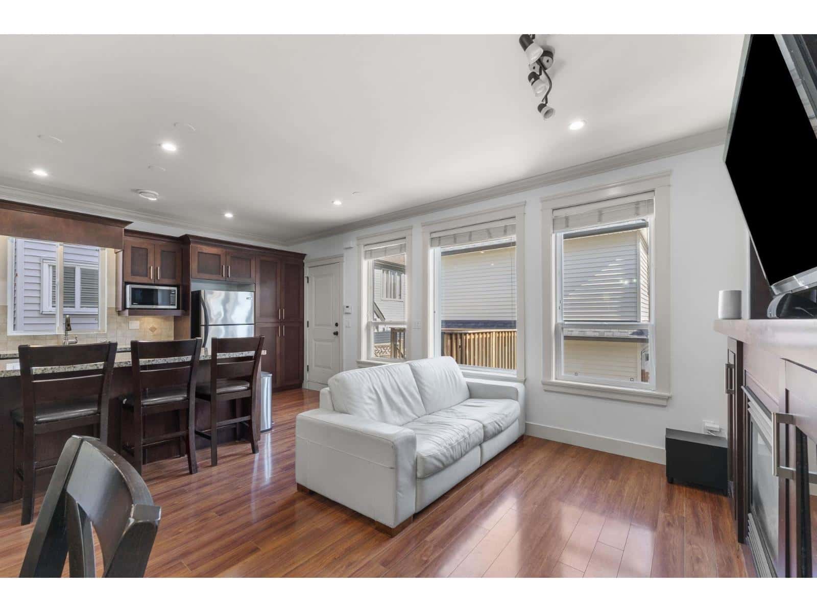 6746 191A STREET — Surrey, British Columbia - Photo 4 of 40