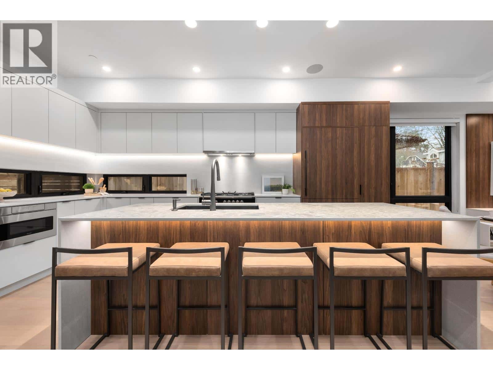 1 275 W 17TH AVENUE — Vancouver, British Columbia - Photo 3 of 40