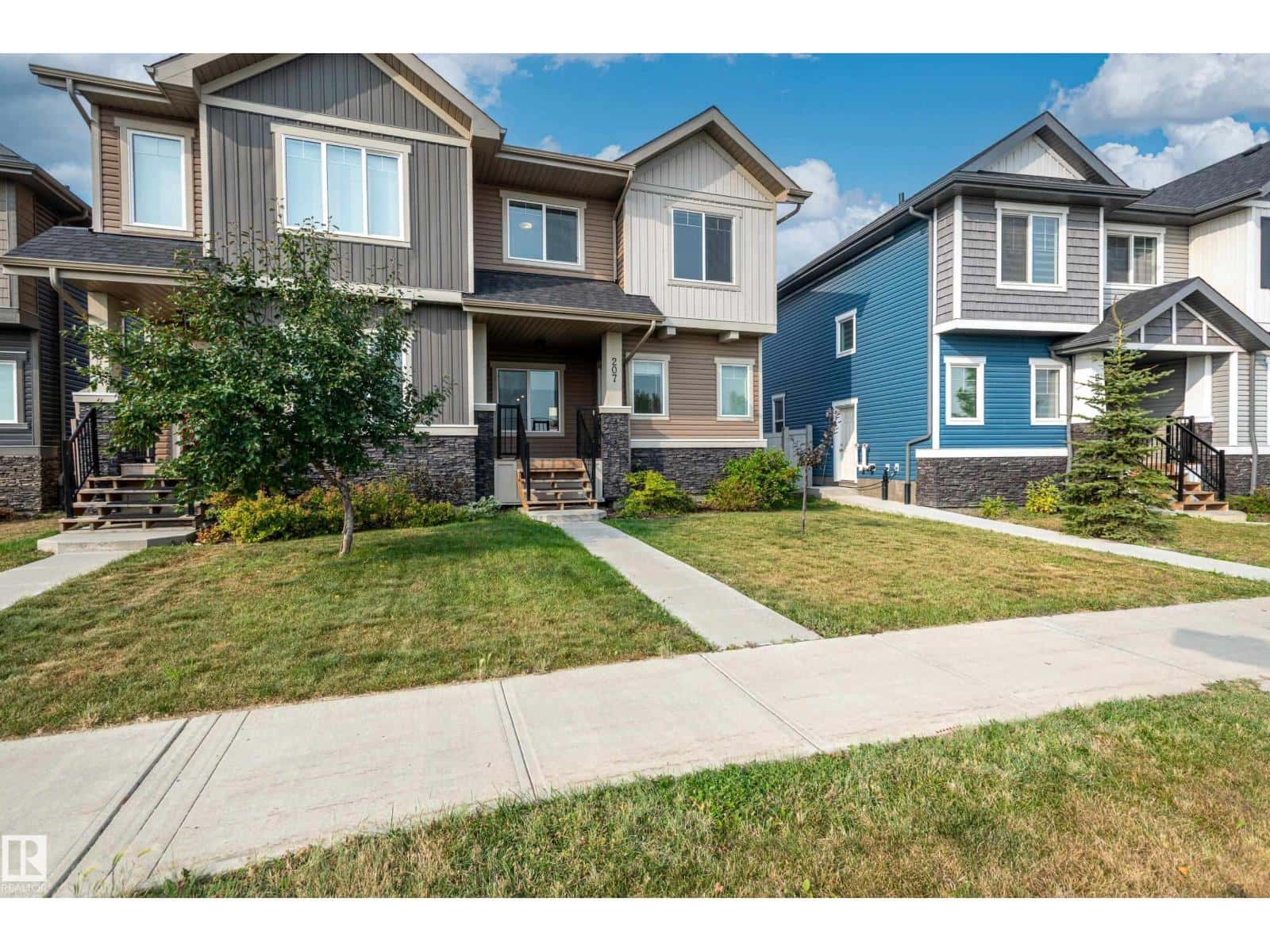 207 Griesbach RD NW — Edmonton, Alberta - Photo 2 of 74