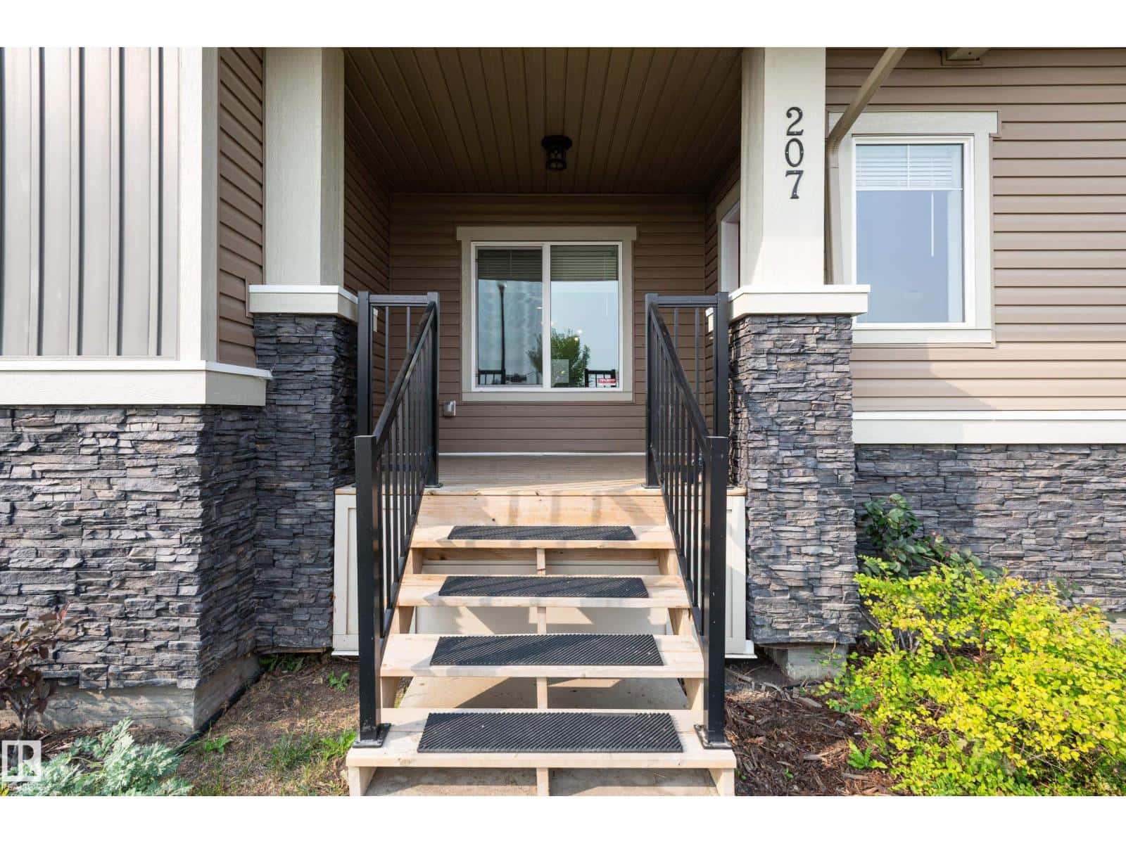 207 Griesbach RD NW — Edmonton, Alberta - Photo 4 of 74