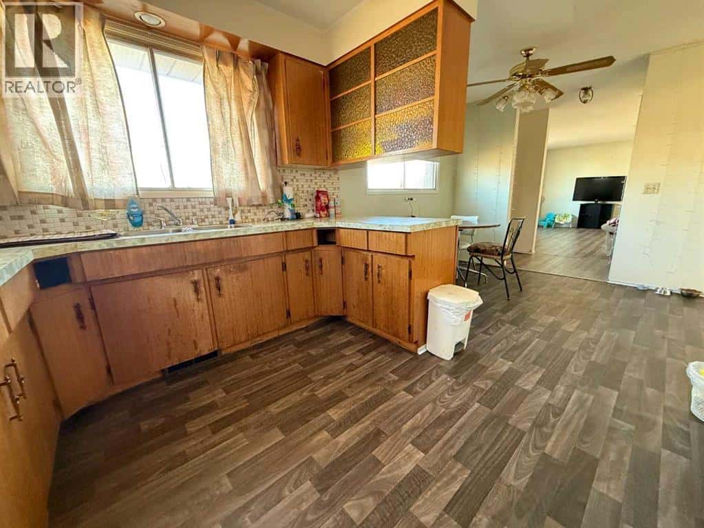 4815 52 Avenue — Whitecourt, Alberta - Photo 4 of 21