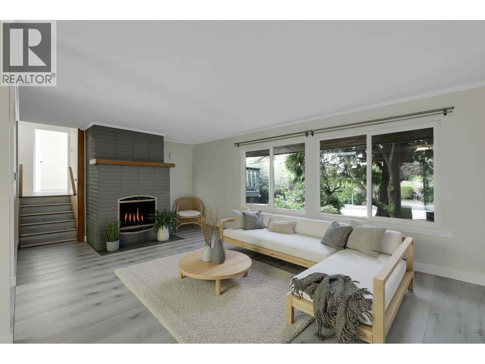 732 E 29TH STREET — North Vancouver, British Columbia - Photo 4 of 29