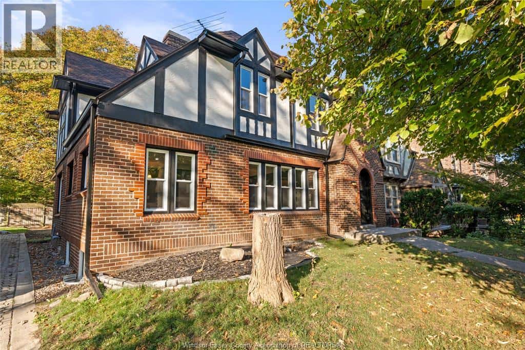 2163 VICTORIA — Windsor, Ontario - Photo 3 of 43