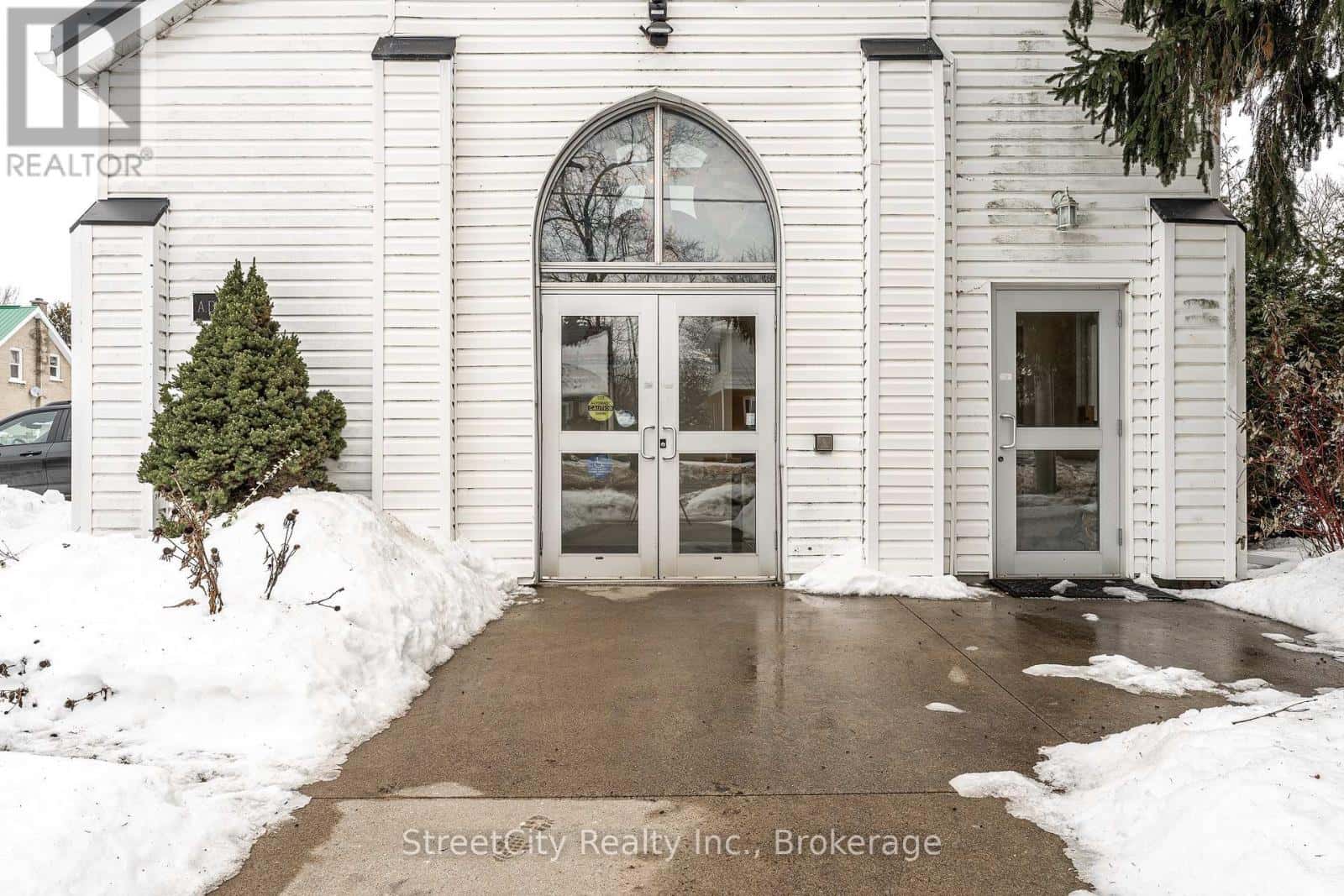 133 HOME STREET — Stratford, Ontario - Photo 4 of 40