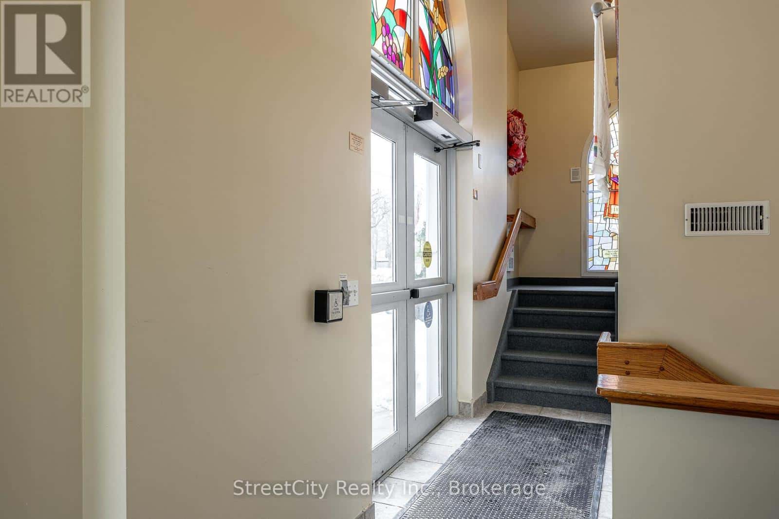 133 HOME STREET — Stratford, Ontario - Photo 5 of 40