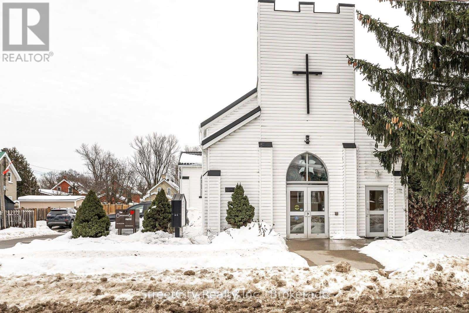 133 HOME STREET — Stratford, Ontario - Photo 2 of 40