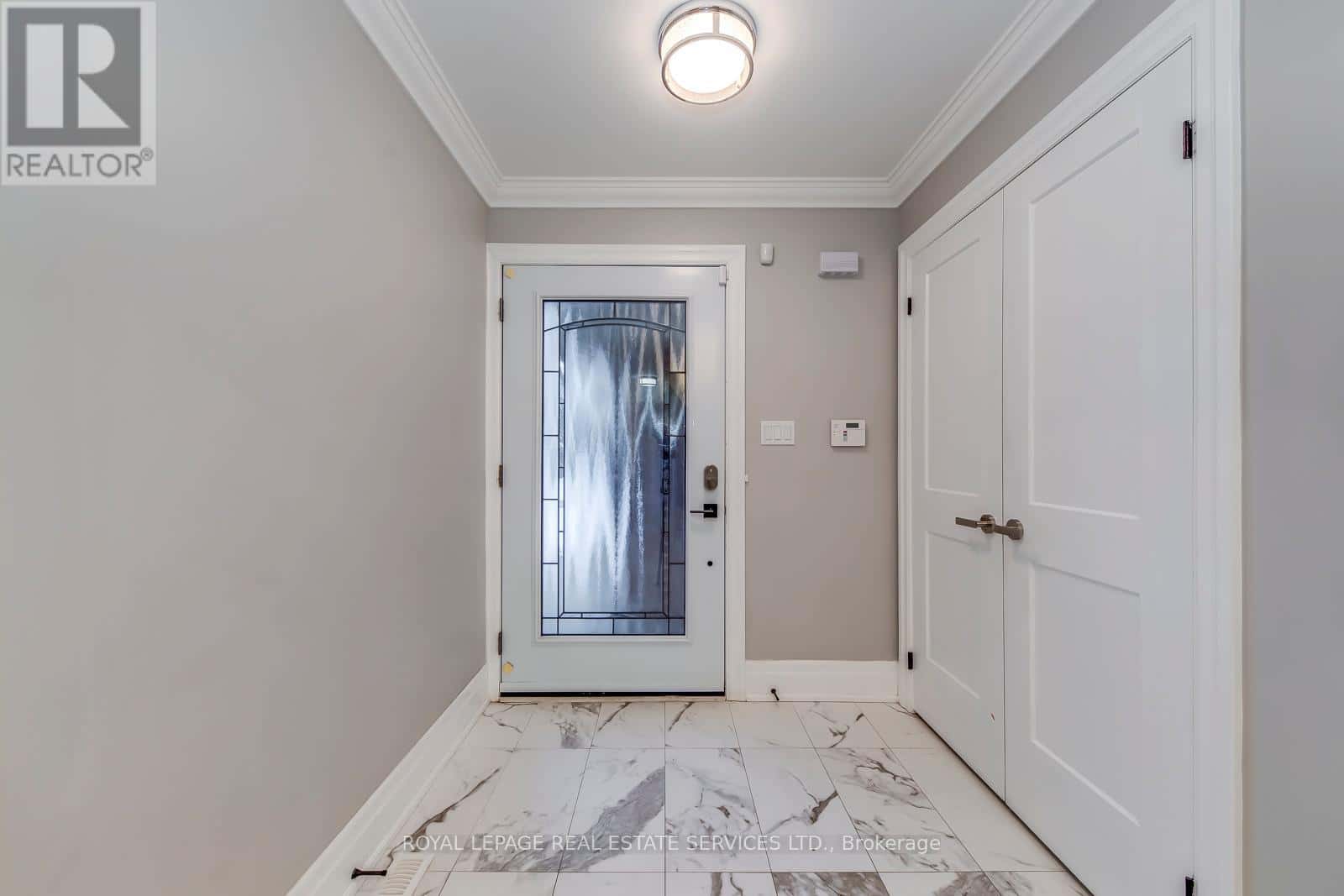 295 CANITAL COURT — Mississauga (Hurontario), Ontario - Photo 3 of 40