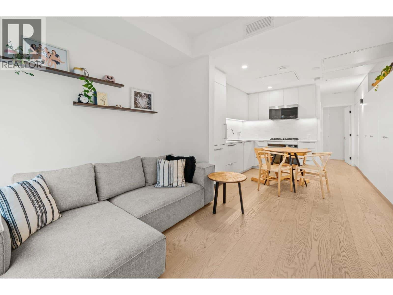 107 650 E 2ND STREET — North Vancouver, British Columbia - Photo 3 of 39