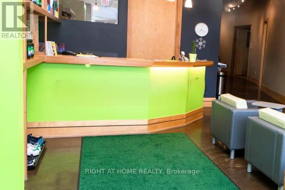 Toronto (Banbury-Don Mills), Ontario — Toronto (Banbury-Don Mills), Ontario - Photo 5 of 8