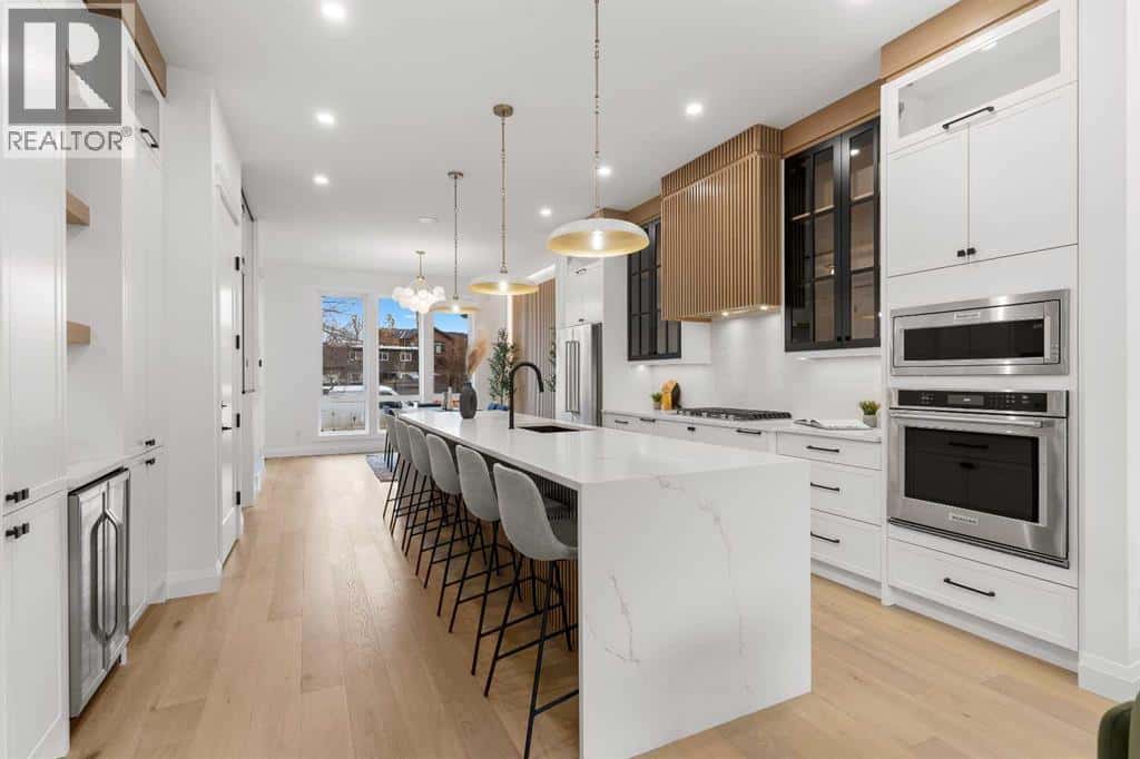 525 32 Street NW — Calgary, Alberta - Photo 5 of 49