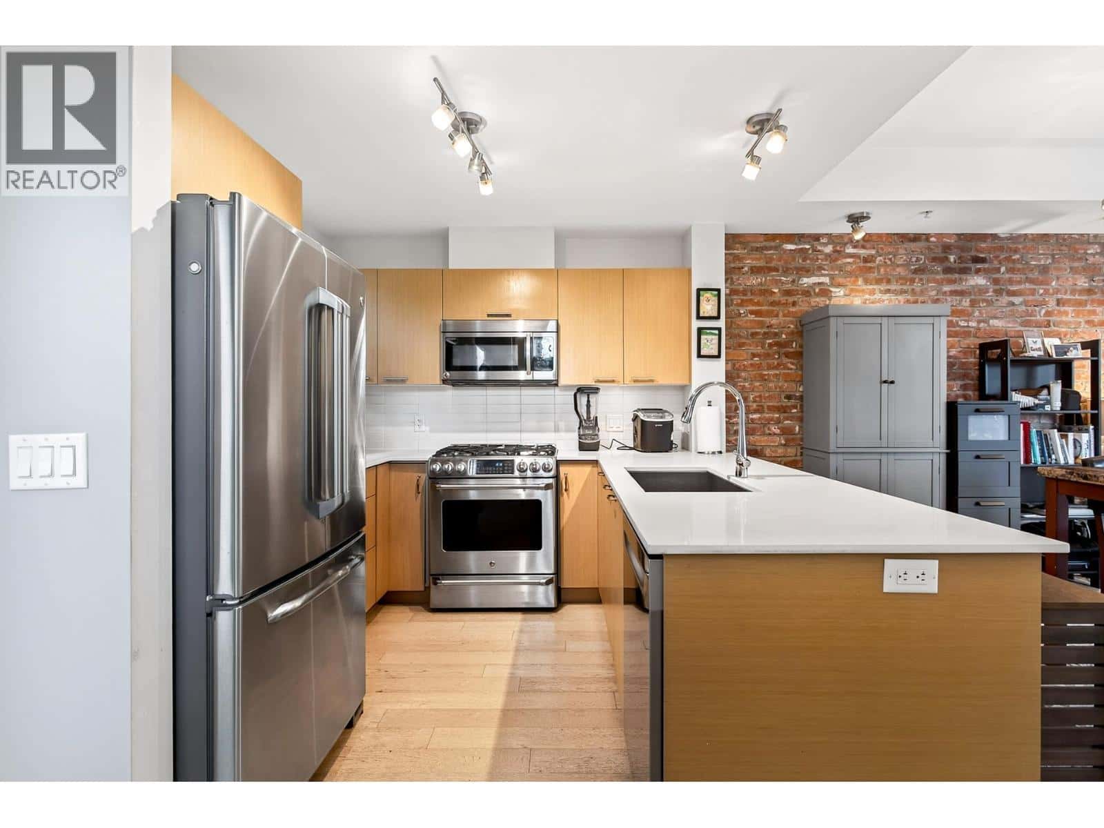 336 95 MOODY STREET — Port Moody, British Columbia - Photo 3 of 29