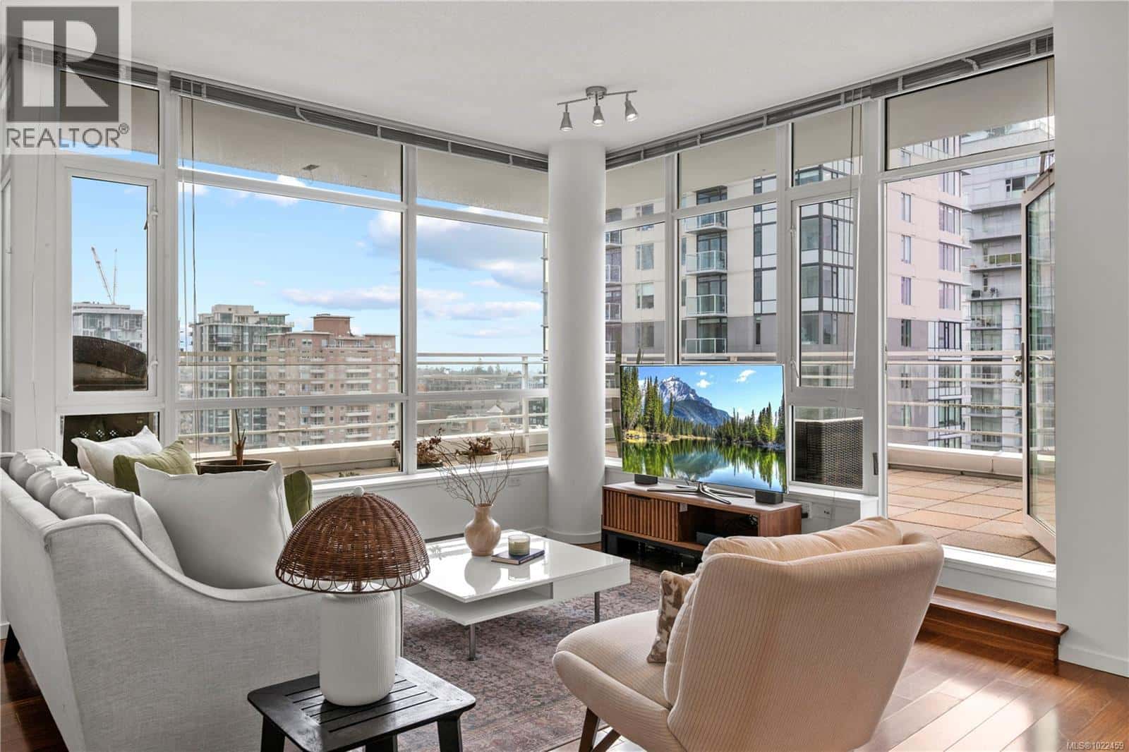 1401 834 Johnson St — Victoria, British Columbia - Photo 3 of 42