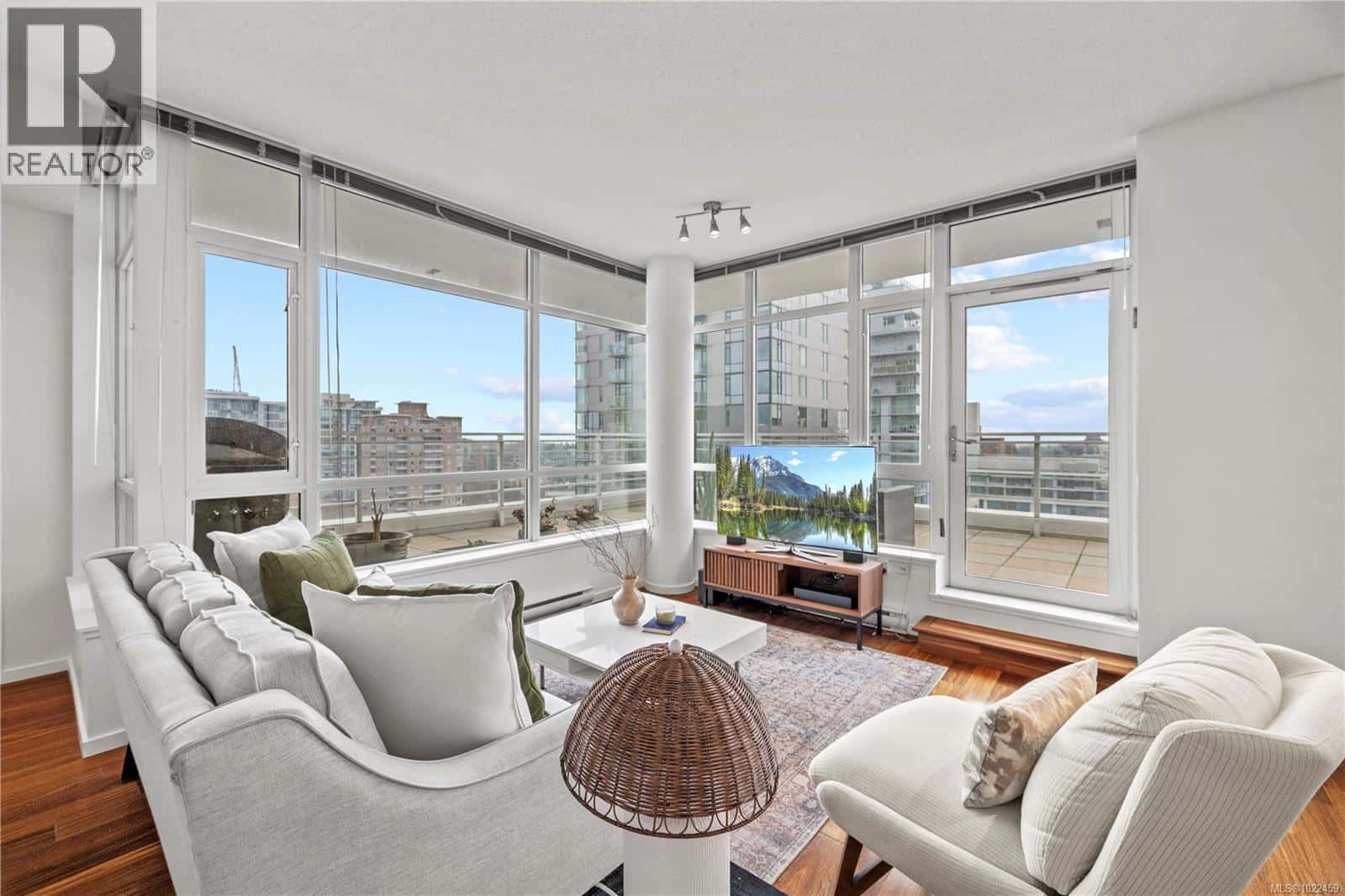 1401 834 Johnson St — Victoria, British Columbia - Photo 4 of 42