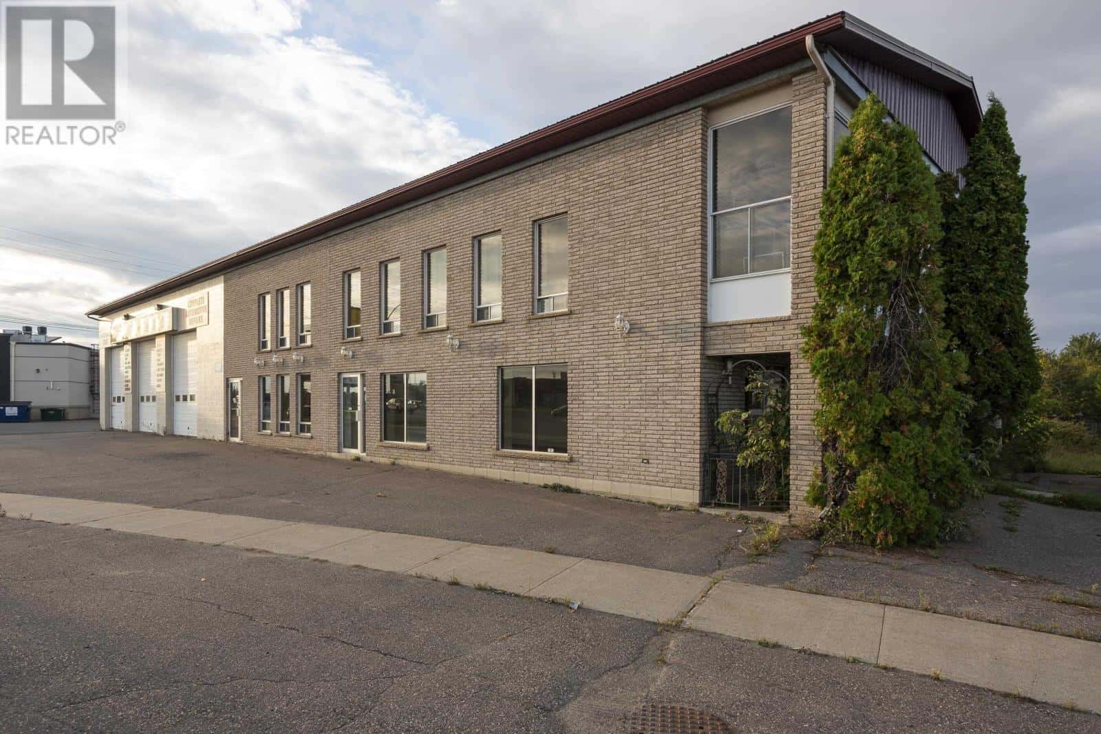 440 CENTRAL AVE — THUNDER BAY, Ontario - Photo 2 of 50