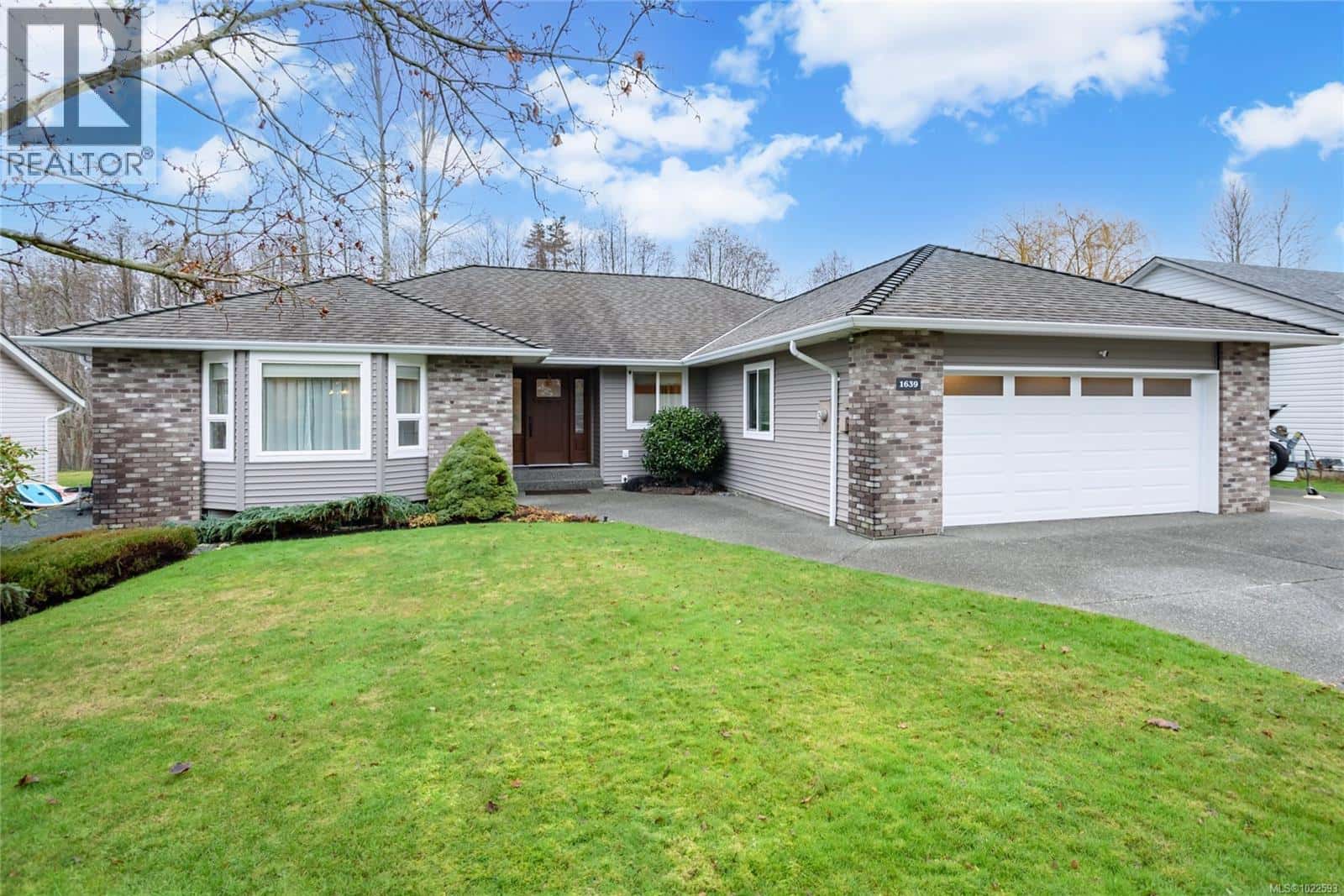 1639 Mallard Dr — Courtenay, British Columbia - Photo 2 of 32