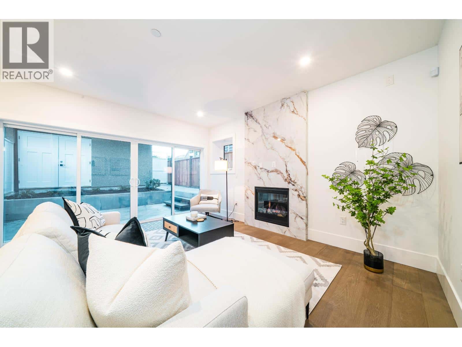 A 2735 W 8TH AVENUE — Vancouver, British Columbia - Photo 4 of 25