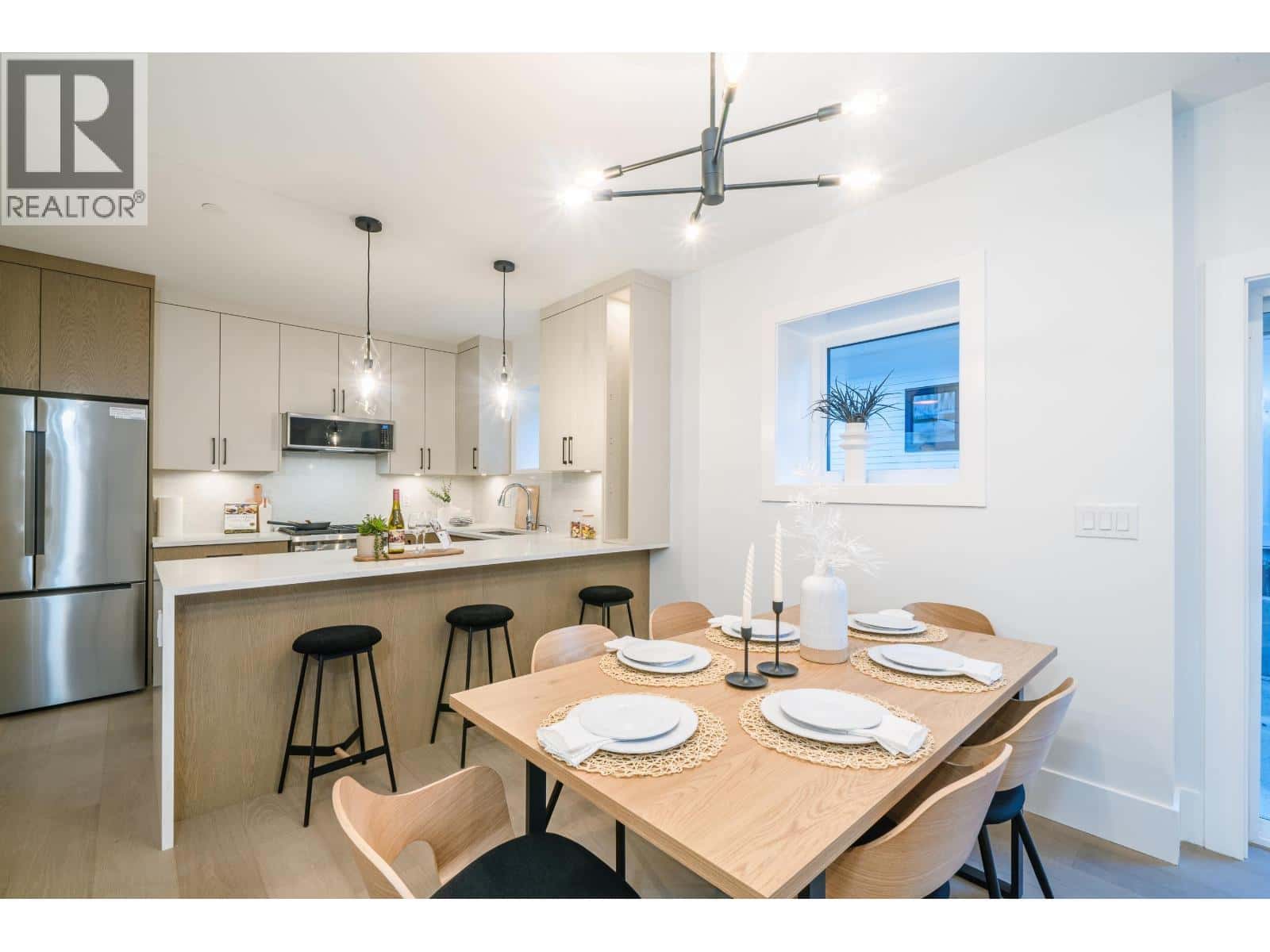 A 2735 W 8TH AVENUE — Vancouver, British Columbia - Photo 5 of 25