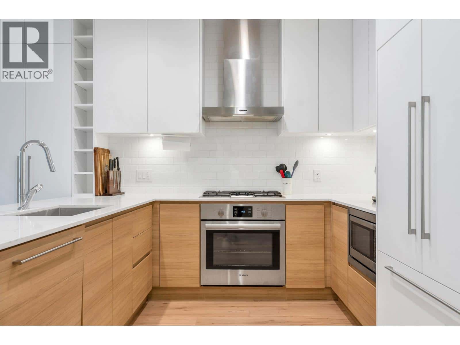 623 3131 MURRAY STREET — Port Moody, British Columbia - Photo 2 of 38