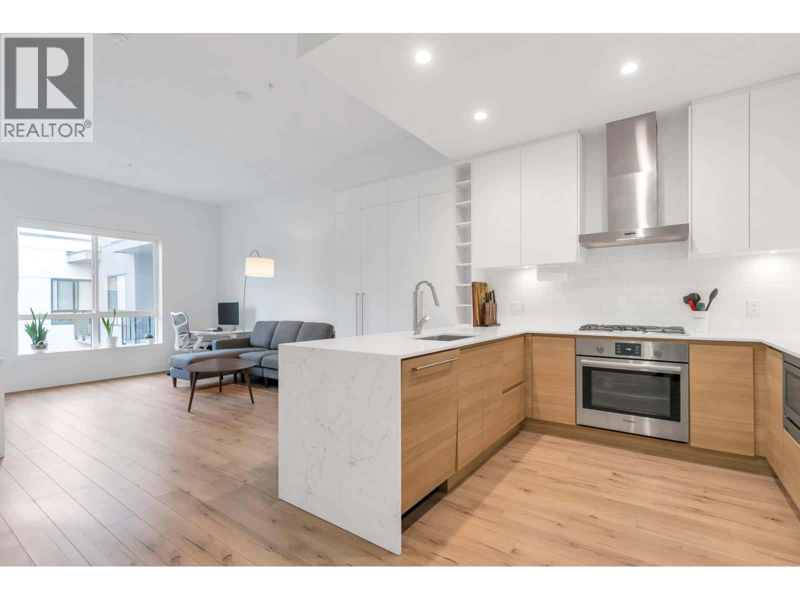 623 3131 MURRAY STREET — Port Moody, British Columbia - Photo 3 of 38