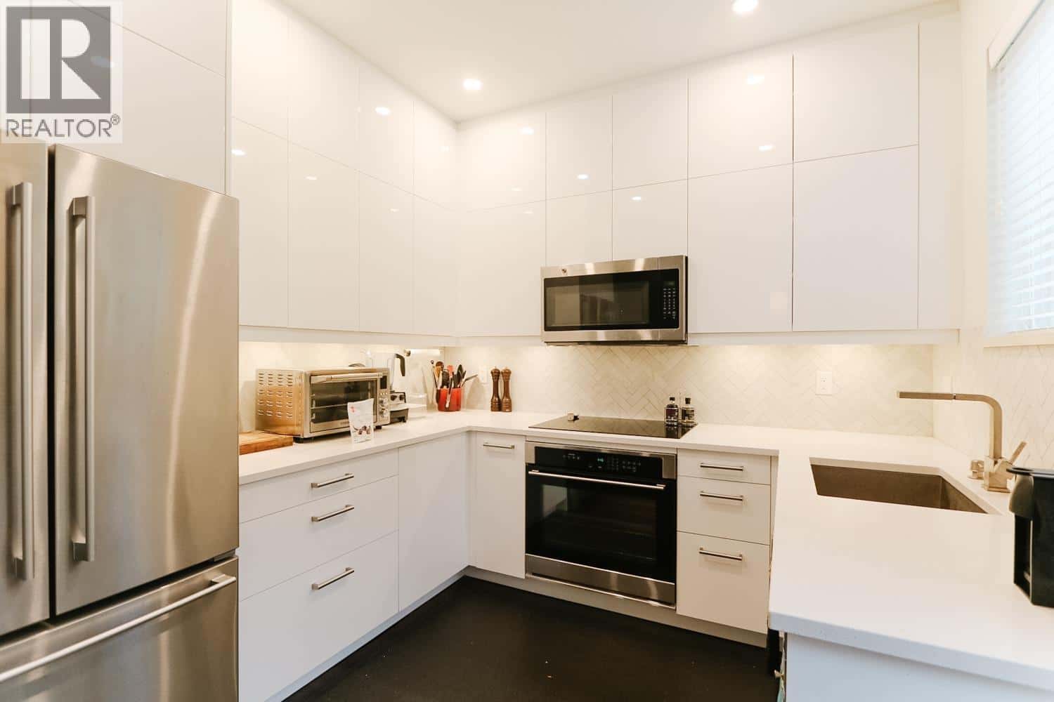 158 W 22ND STREET — North Vancouver, British Columbia - Photo 3 of 22