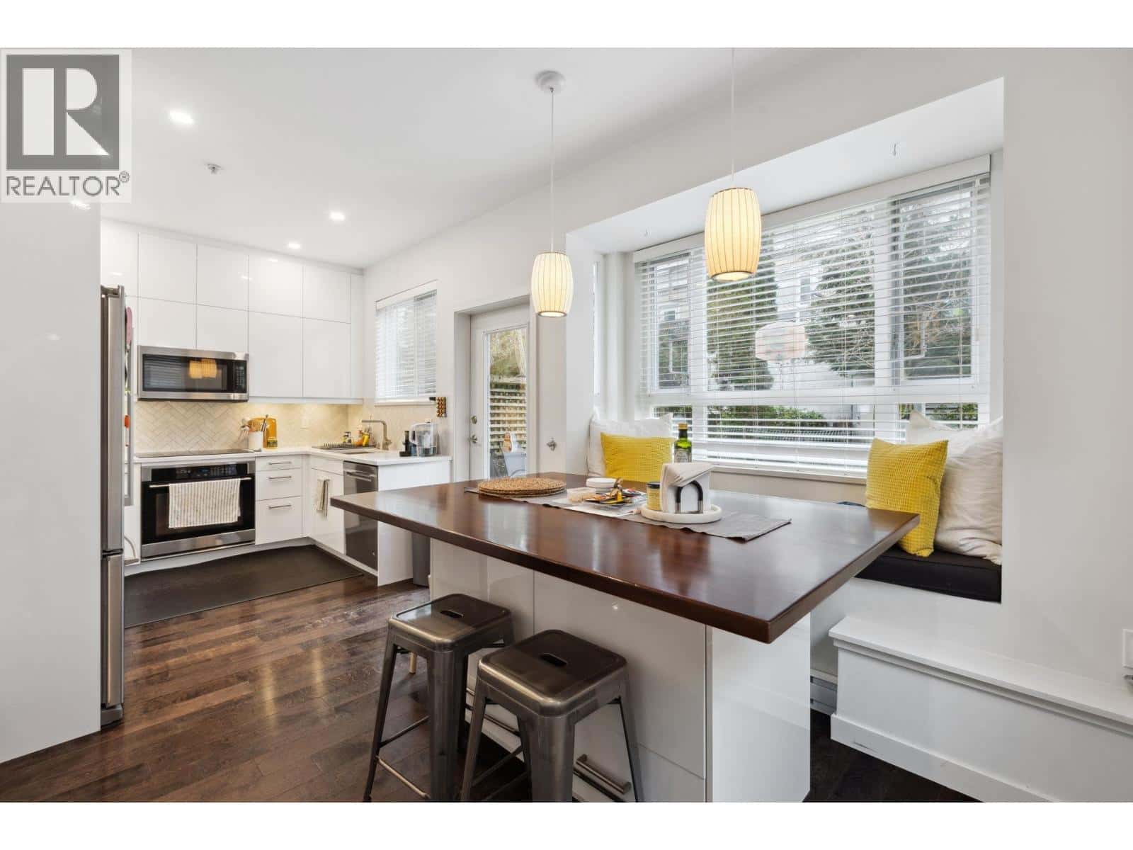 158 W 22ND STREET — North Vancouver, British Columbia - Photo 4 of 22