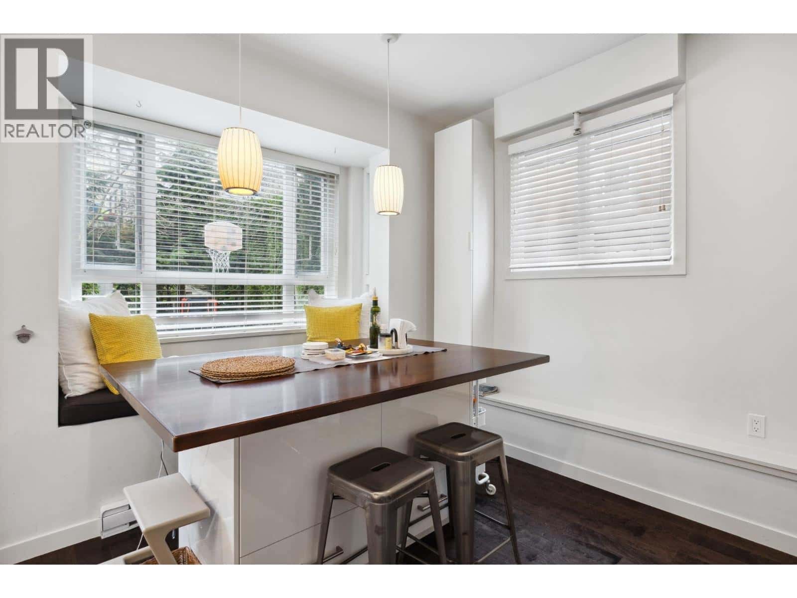 158 W 22ND STREET — North Vancouver, British Columbia - Photo 5 of 22