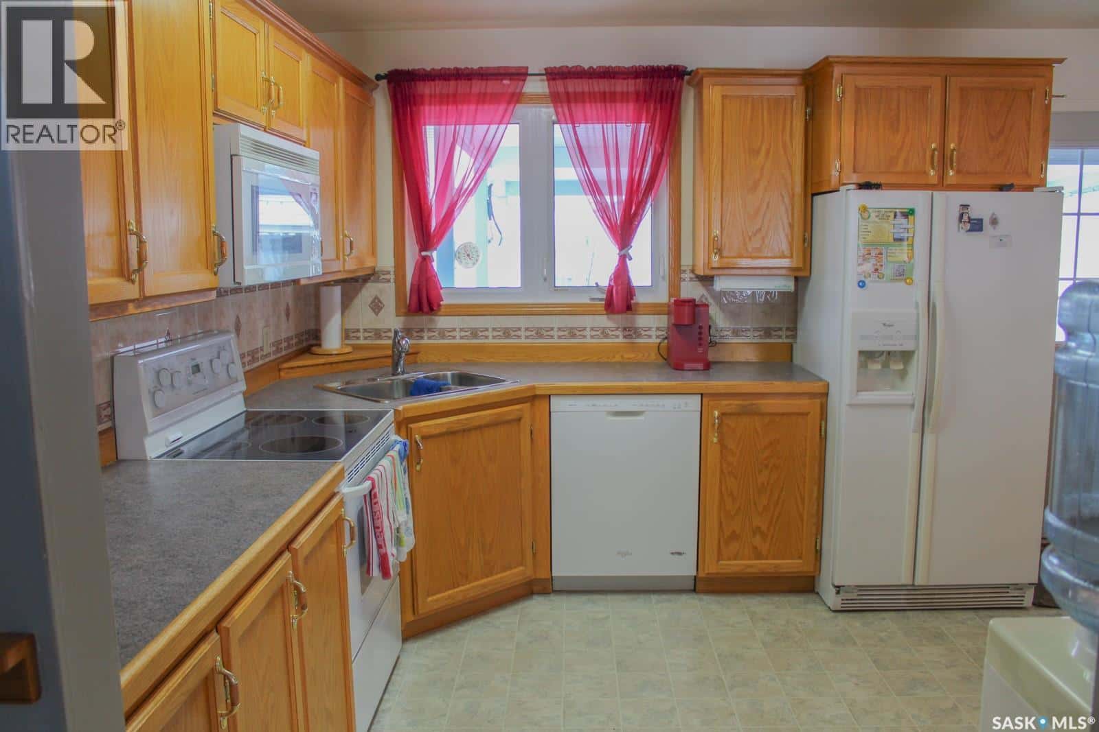 102 Osborne STREET — Melfort, Saskatchewan - Photo 4 of 30