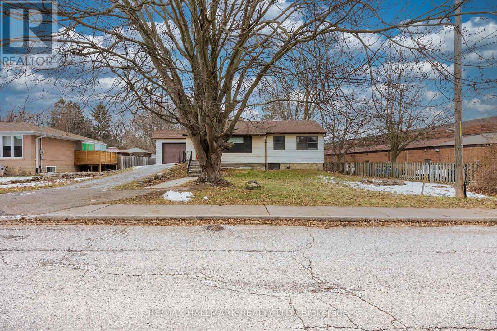 1911 GLENVIEW ROAD — Pickering (Town Centre), Ontario - Photo 2 of 32