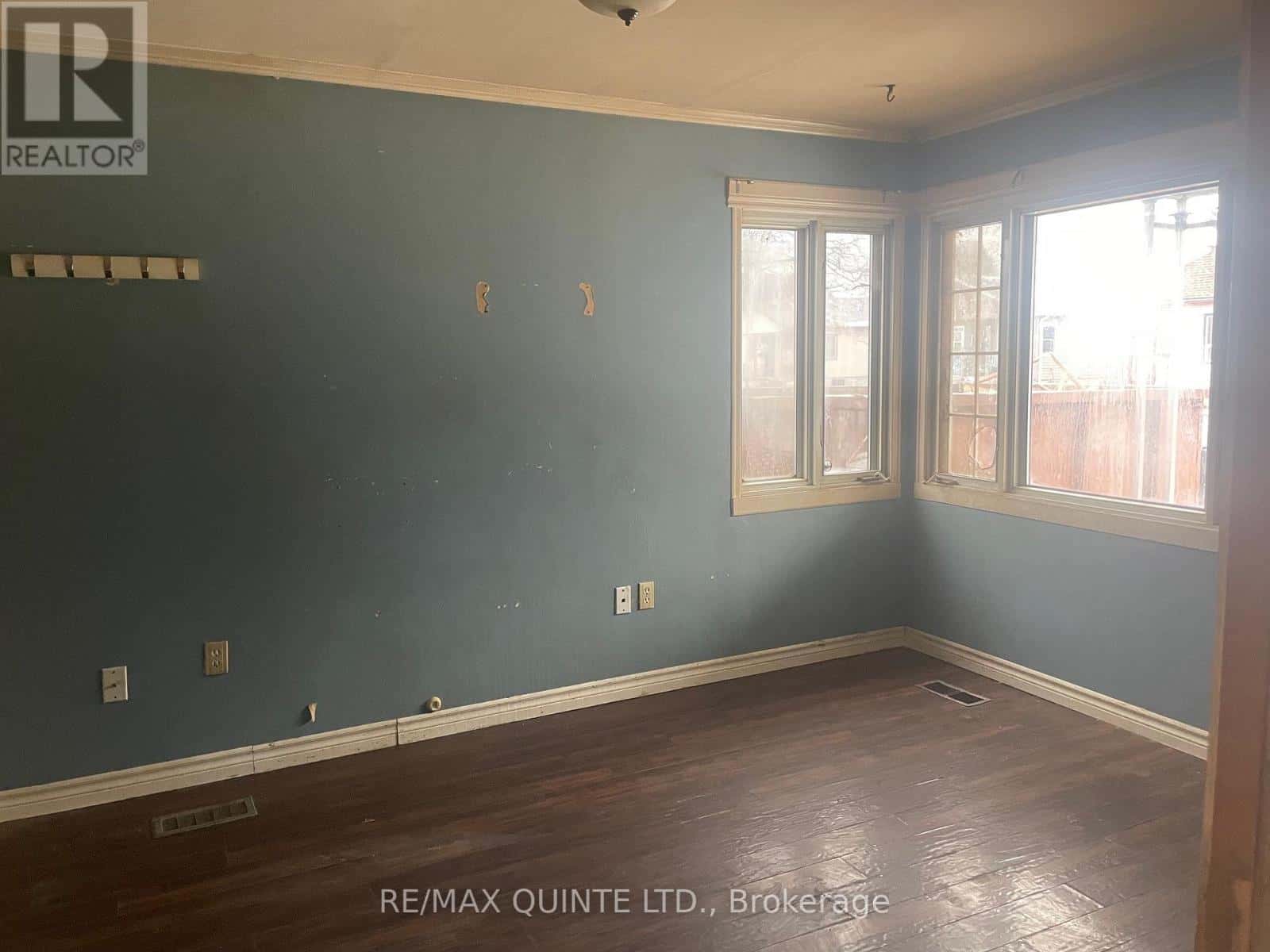 55 CONNAUGHT AVENUE — London East (East G), Ontario - Photo 2 of 13