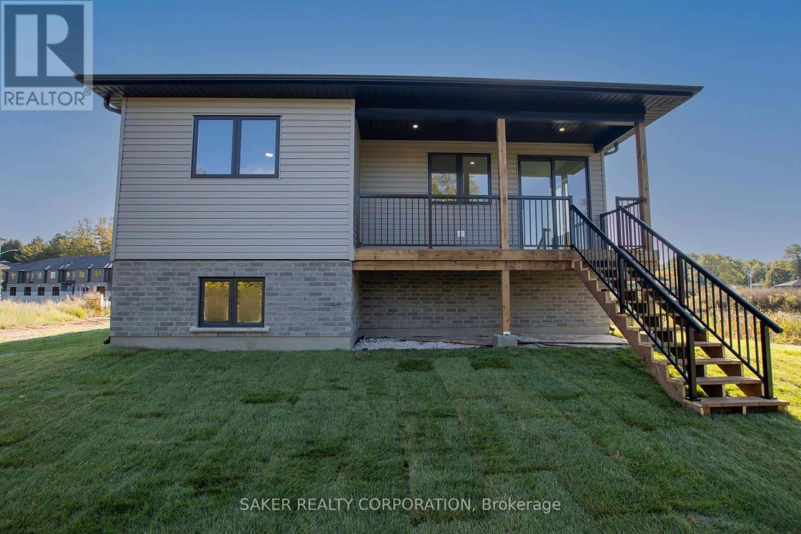 530 REGENT STREET — Strathroy-Caradoc (Mount Brydges), Ontario - Photo 4 of 49