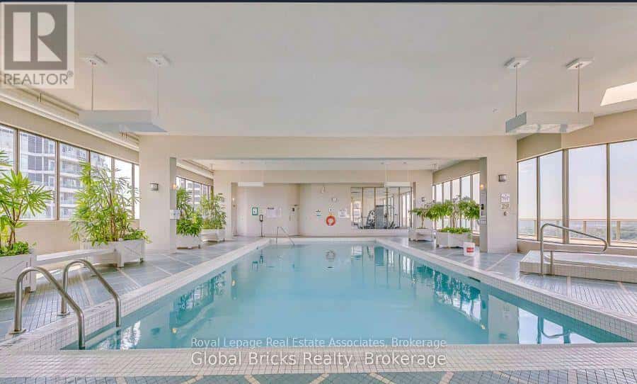 511 - 55 ELM DRIVE W — Mississauga (City Centre), Ontario - Photo 2 of 37